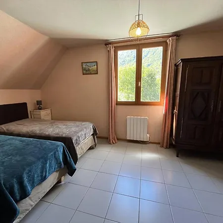 Hébergement de vacances Maison Spacieuse à : 4 Chambres, Garage, Sans Animaux - Fr-1-812-102 *